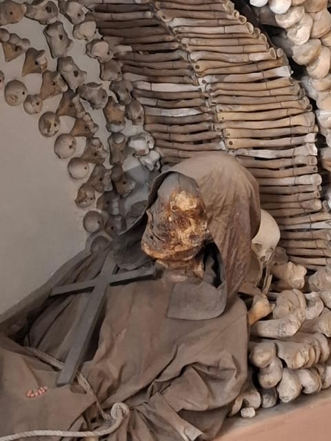 Bone Crypts & S. Clemente ENGLISH tour - tickets included - Small group size and timing: what it feels like on the ground