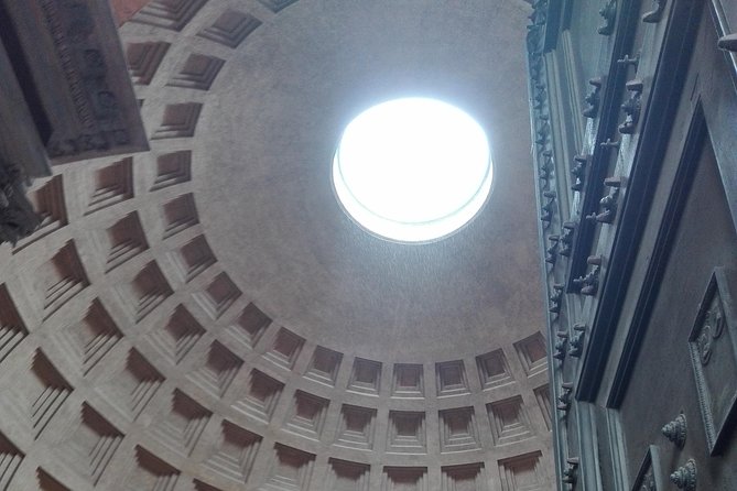 City walk through Spanish steps, Trevi fountain, Pantheon, Navona, Angel Castle - Trevi Fountain and Piazza Colonna: two plazas, two different Rome moods