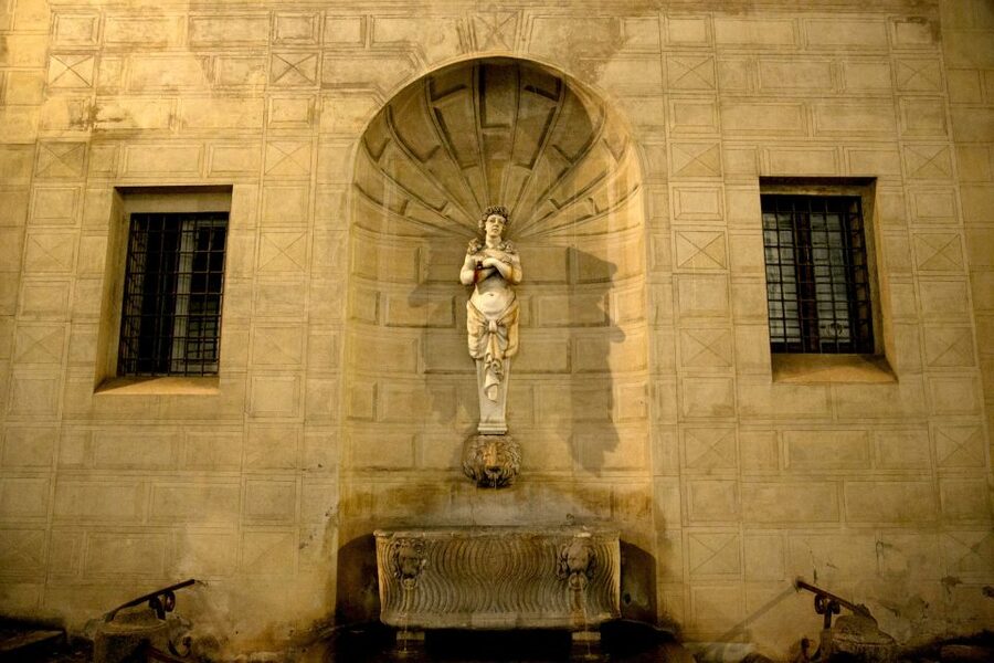 Dark Heart of Rome - Facts, Legend & Mystery Walking Tour - What You Get From the Guides: Humor, Interaction, and Spooky Clarity