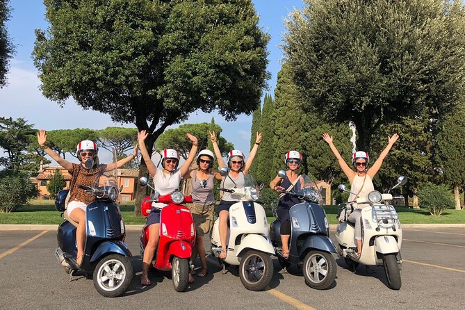 English: Vespa Tour Rome- Experience like a Roman - Meeting the Vespas by the Colosseo