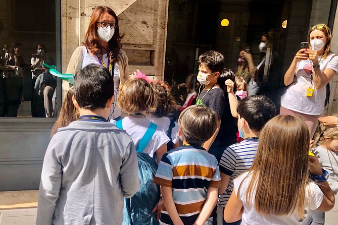 Games & Treasures Hunts Tour in Rome - Piazza di Pietra and the street-level clue hunt
