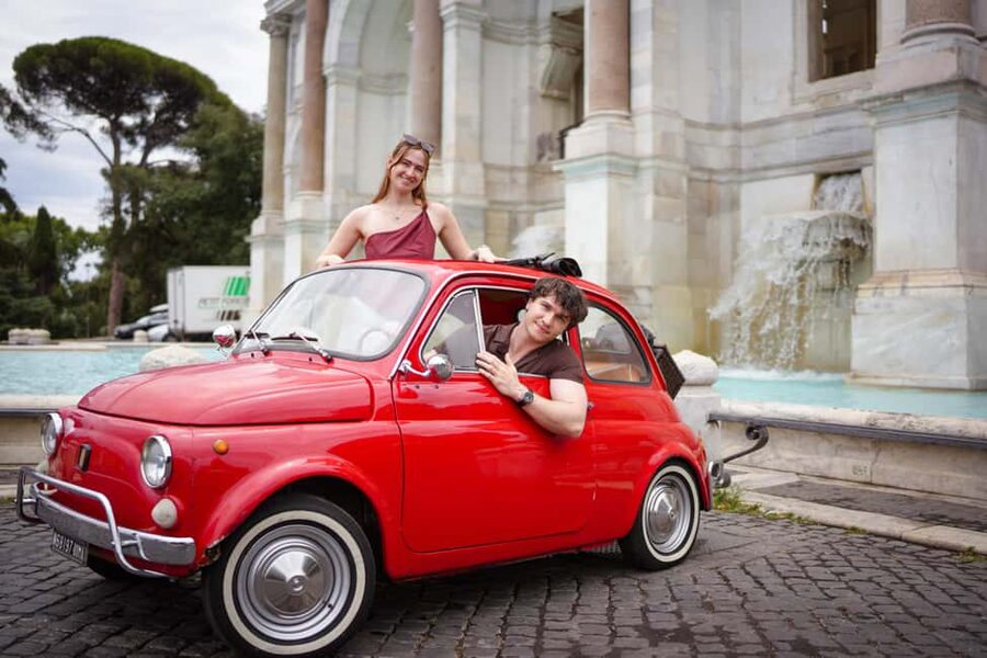 La Dolce Vita: Cruising Rome in a Classic Fiat 500 - Colosseum photo stop: best use of a short, iconic moment