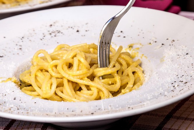 Pasta, Pizza & Gelato Food Tour in the Heart of Ancient Rome - Monti on foot: why this food tour works so well