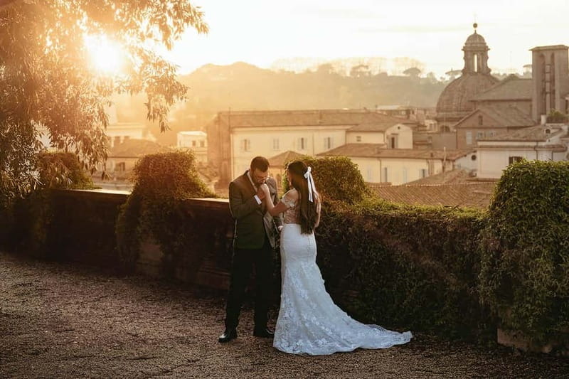 Photoshoot in Rome for couples - Prestige Experience: how the premium plan uses more locations and Golden Hour light