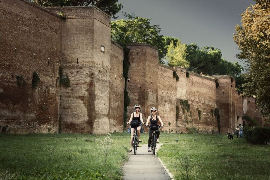 Rome: Appian Way, Catacombs, & Roman Aqueducts E-bike Tour - Catacombs: what the guided option changes