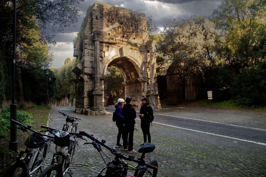 Rome: Appian Way Underground Catacombs Bike Tour with Lunch - Key reasons this tour works
