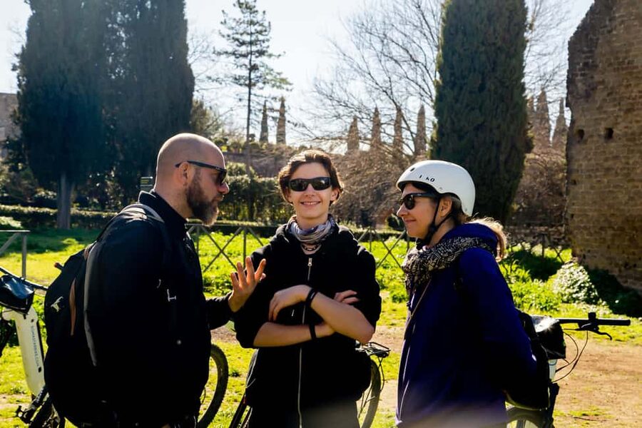 Rome: Appian Way Underground Catacombs Bike Tour with Lunch - San Callisto Catacombs: what you’ll see and what the guide adds