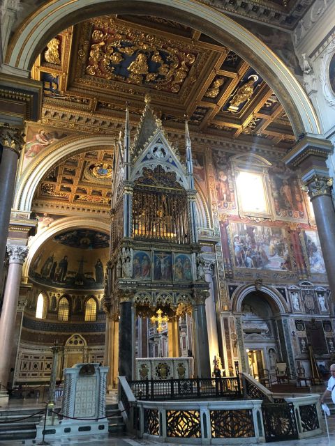 Rome: Basilica of St John Lateran & Holy Steps 1-Hour Tour - The Sanctorium Sancta chapel peek: tiny space, big ideas