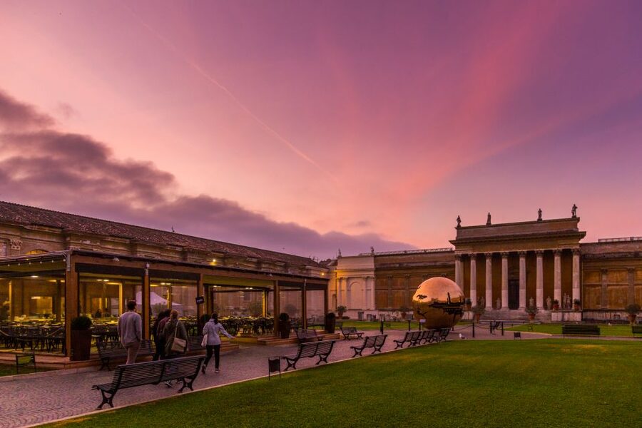 Rome: Breakfast & Tour of Vatican Museums & Sistine Chapel - Breakfast in the Vatican Courtyard, then into the Museums