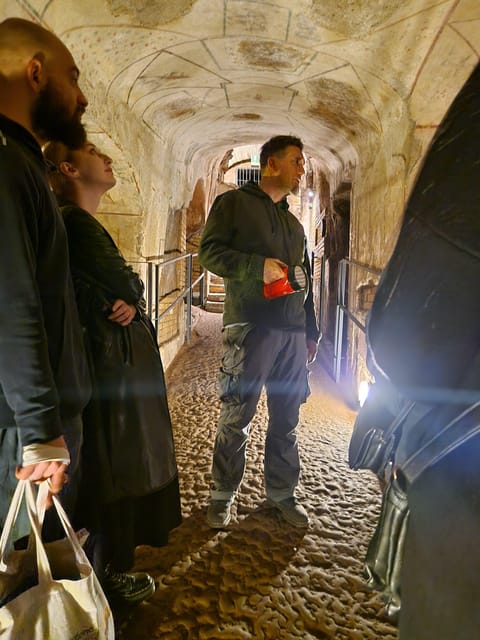 Rome: Catacombs Express ENGLISH Guided Tour - SKIP THE LINE - Best Preserved Catacombs: how the tunnels teach you to look