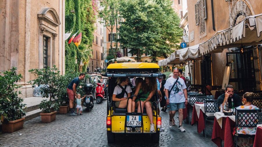 Rome: City Highlights Tour by Electric Golf Cart - How the small group works, two carts and shared audio