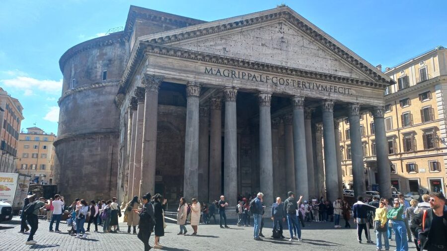 Rome: City Highlights Tour by Electric Golf Cart - Stop 1: Pantheon area, photo moment plus guided context