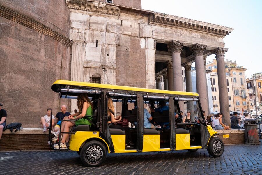Rome: City Highlights Tour by Electric Golf Cart - Piazza Colonna and Via del Corso, classic street Rome