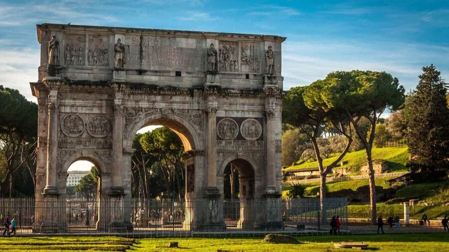 Rome: Colosseum Arena, Roman Forum, and Palatine Hill Tour - How the Roman Forum Turns the Colosseum Into Context