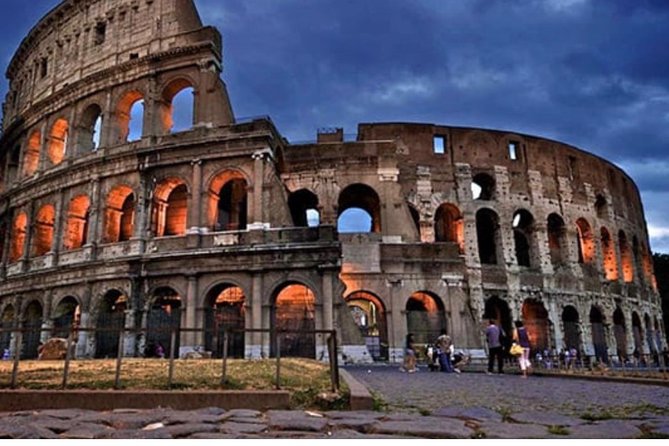 Rome: Colosseum, Roman Forum & Trajan's Market Exterior Tour - Headphones and guide delivery: how you actually follow the story