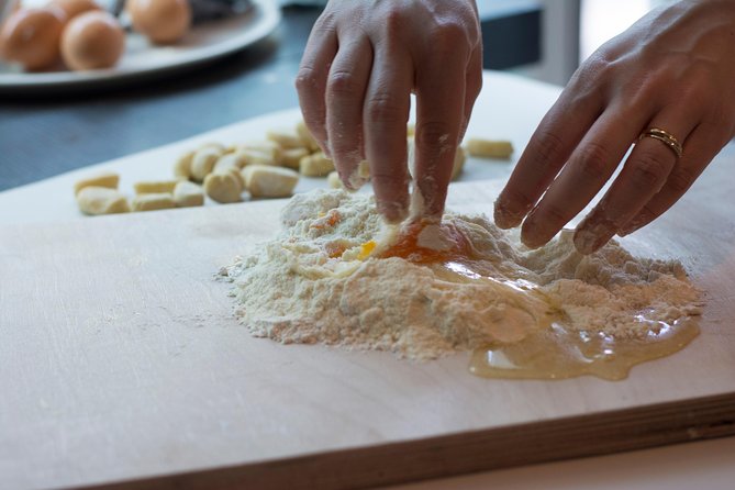 Rome Cooking Class: Gelato and Fettuccine Small Group Experience - The food flow at the restaurant: coffee, bruschetta, pasta, and gelato