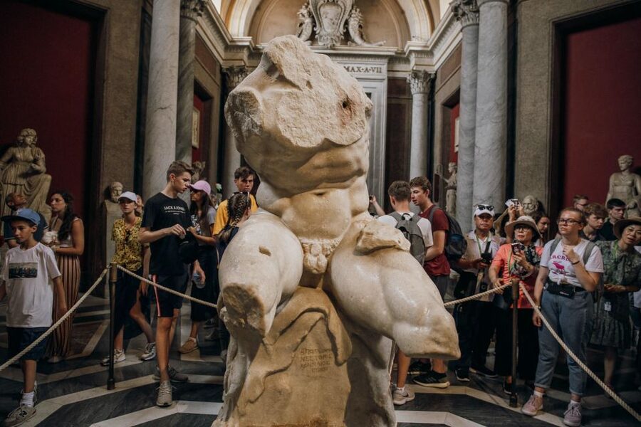 Rome: Early-Morning Vatican Museums and Sistine Chapel Tour - Meeting at the Right Cafe and Finding Your Group Fast