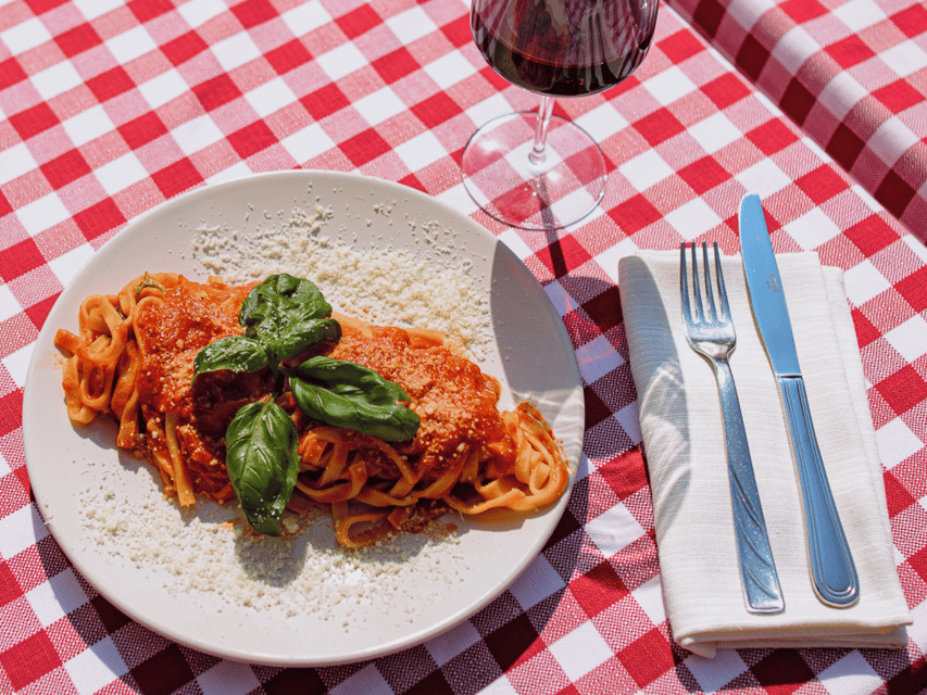 Rome: Fettuccine Pasta Cooking Class in Rome's City Center - Your 2-hour flow: what happens from start to finish