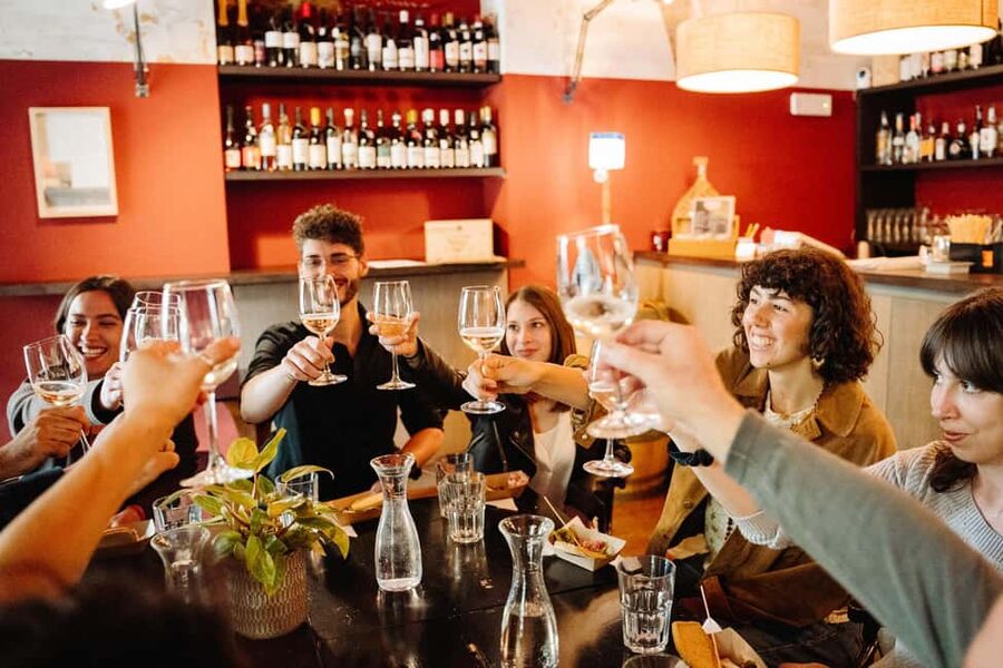 Rome Food Tour: Trastevere Aperitivo, Wine & Pasta Dinner - Vanda Wine Bar Stop: Natural Wine and Bruschetta Pairing