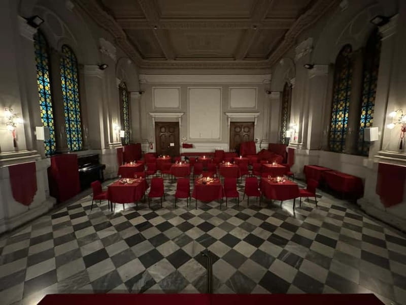 Rome: Freddie Mercury Opera Show - Wine and snacks at your table: a smart value add