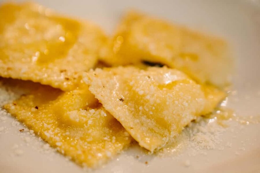 Rome: Fresh Pasta-Making Class with Wine and Gelato - Trastevere home kitchen starts with a clear meeting plan