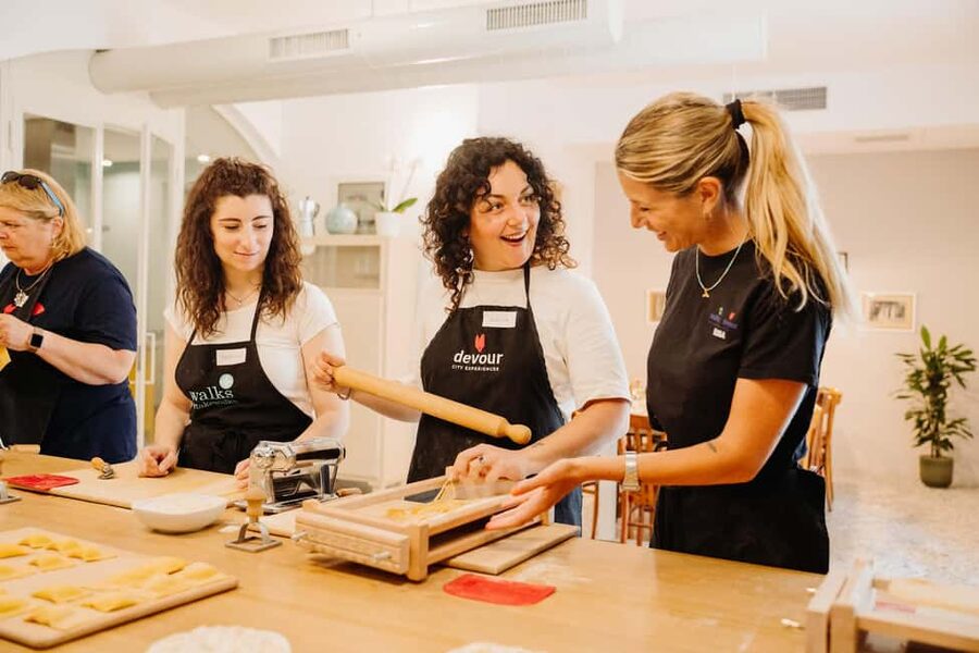 Rome: Fresh Pasta-Making Class with Wine and Gelato - Aperitivo and prosecco set the tone for the 3-hour evening