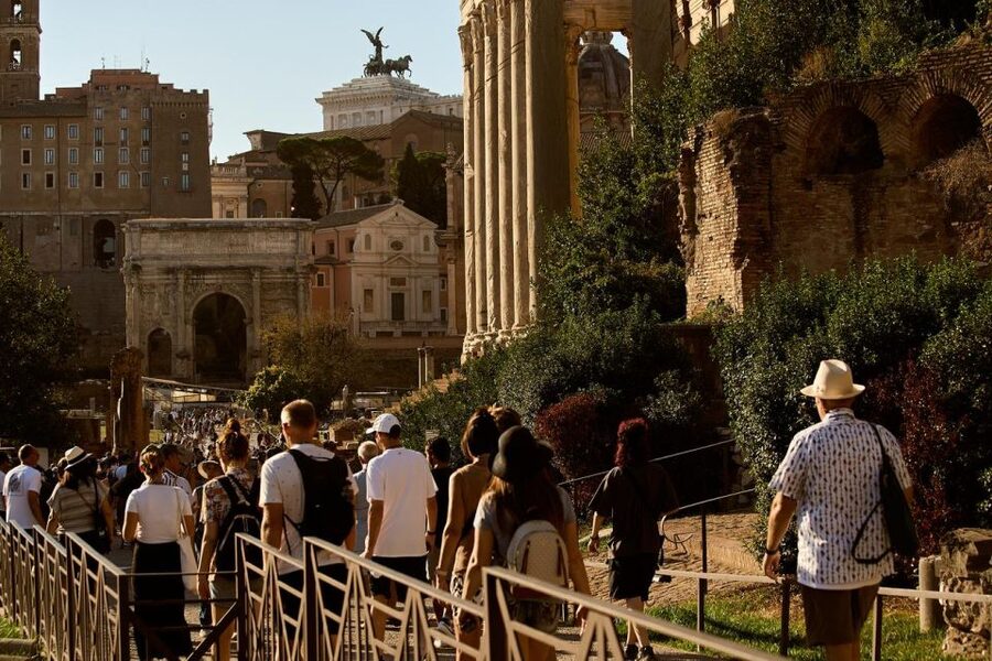 Rome: Guided Colosseum Arena & Forum Experience - Meeting near Piazza Venezia and starting with confidence
