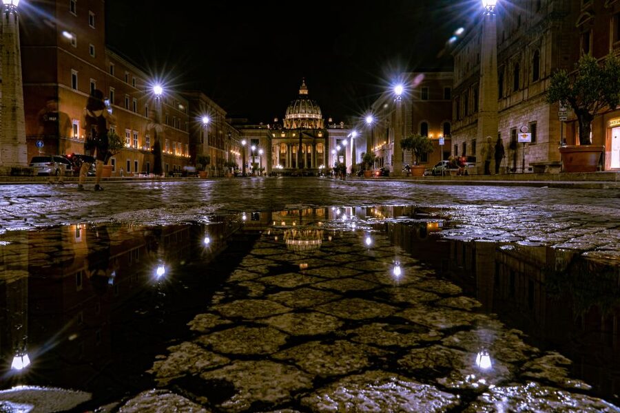 Rome: Haunted City Night Walking Tour - Stop 1: Giordano Bruno and the Tour’s Dark Doorway