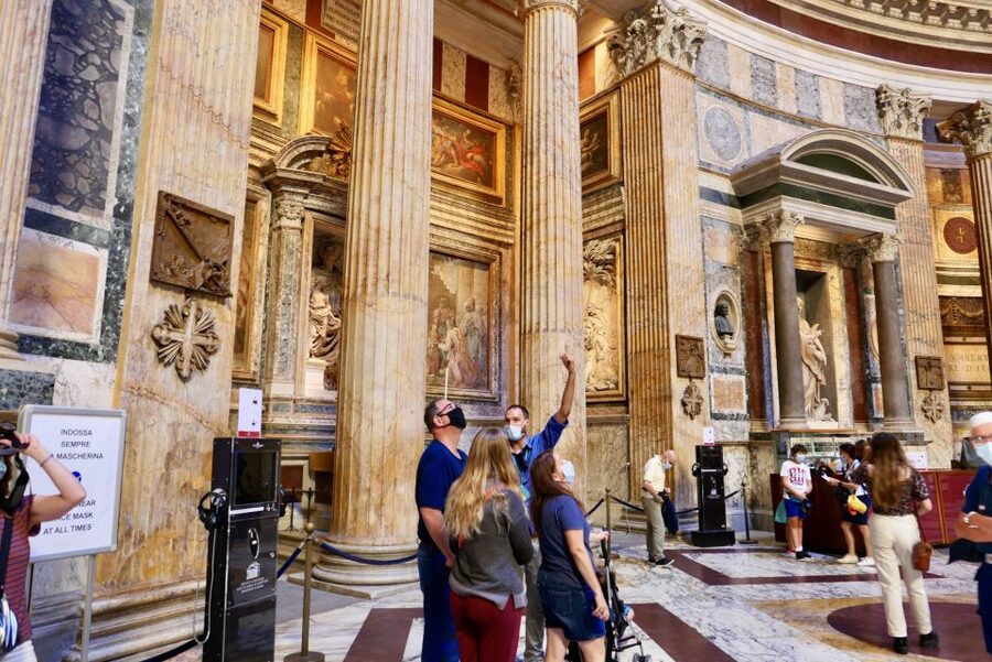Rome: Pantheon Small Group Tour and Skip-the-Line Ticket - A quick tour outside: Piazza della Minerva and the Temple of Hadrian