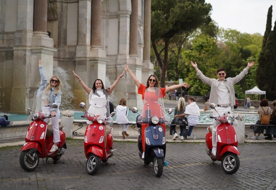 Rome: Photography Service by Vespa Scooter - Colosseum photo stop and the Circus Maximus pass-by