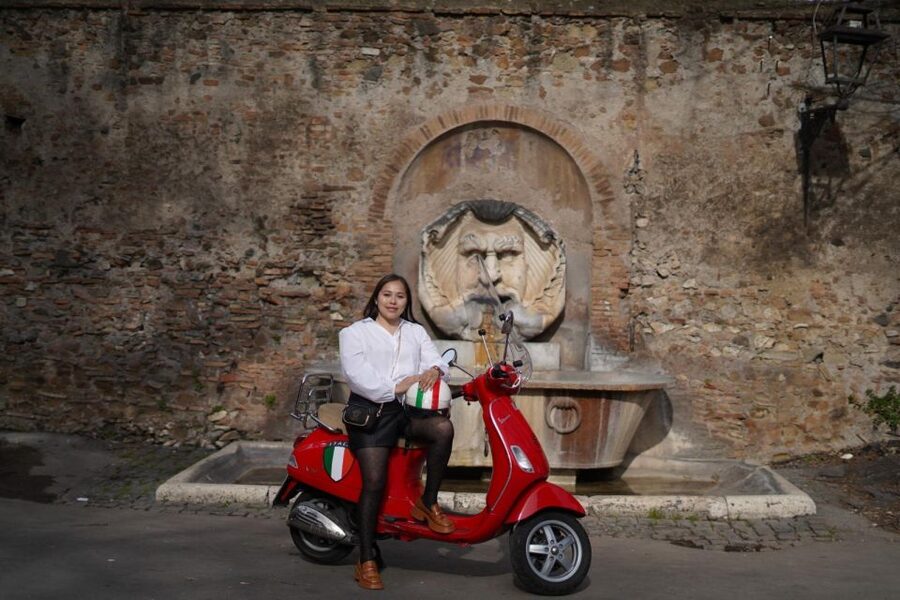 Rome: Photography Service by Vespa Scooter - Giardino degli Aranci break: orange-garden views and real photo time