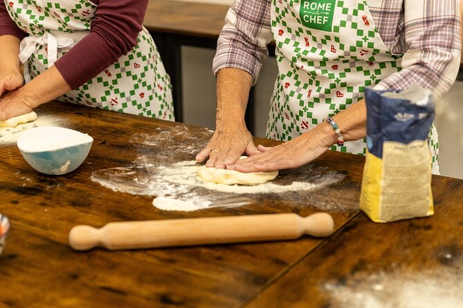 Rome: Pizza and Tiramisu Cooking Class Near the Colosseum - Sharing the meal: cosy kitchen, prosecco for adults, and photos