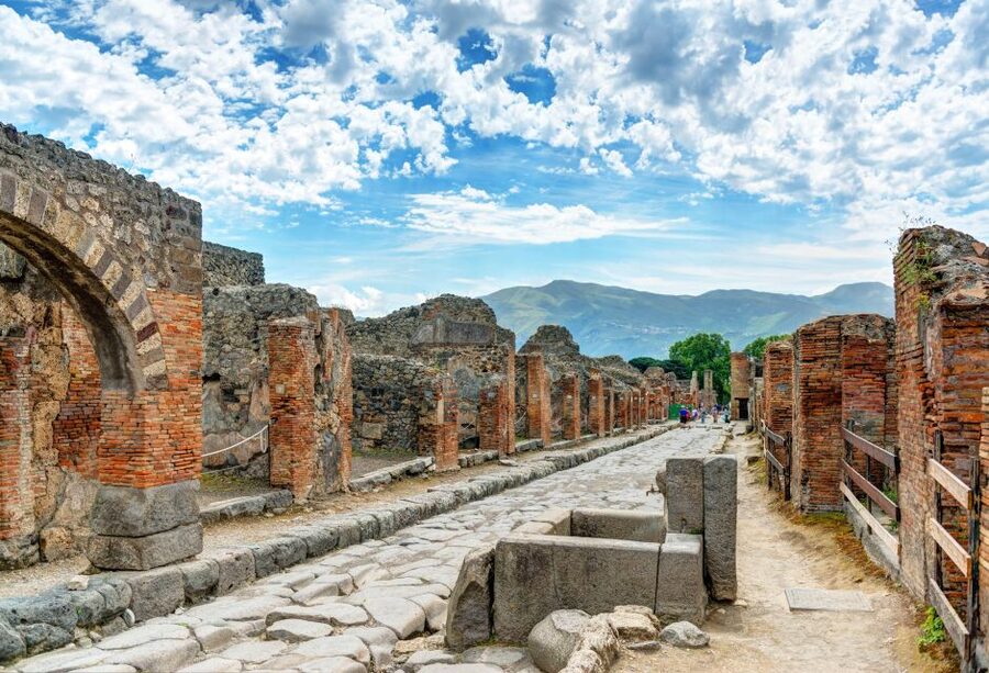 Rome: Pompeii and Naples Day Trip with Pompeii Entry Ticket - Pompeii navigation and meeting points: don’t lose the clock