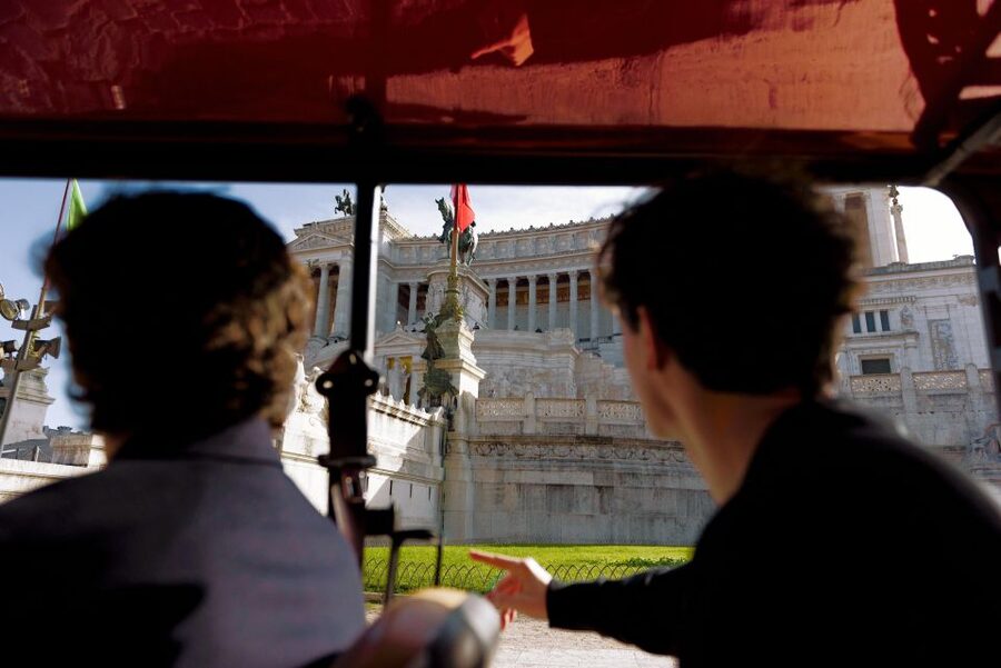 Rome: Squares and Fountains Golf Cart Tour - How the guide’s commentary changes the experience
