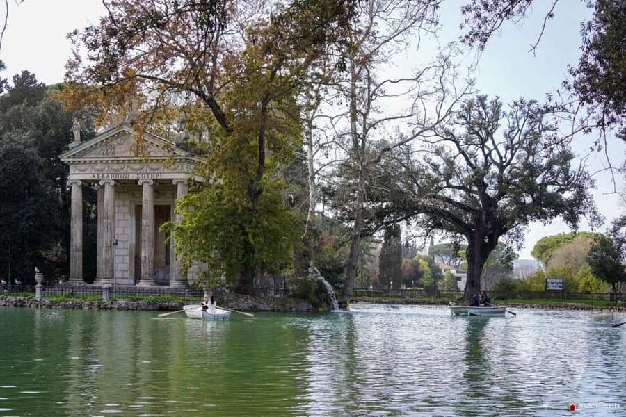 ROME: Villa Borghese Lake tour by boat with independent rowing + aperitif - Rowing at your pace, with the staff behind the scenes