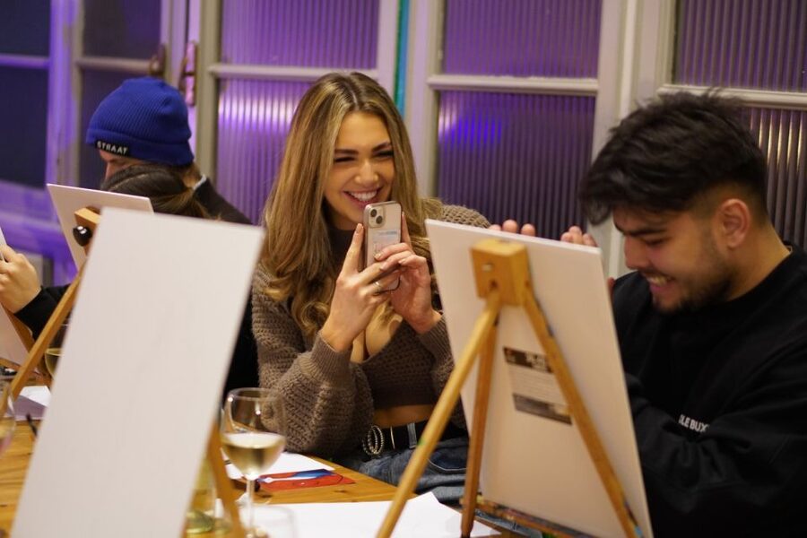 Rome: Wine and Paint Experience in Piazza Navona - Unlimited Italian Wine and Roman Pizza: The Included Dinner You Do Not Have to Plan