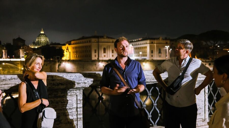 Secrets of Rome: Historical True Crime Small Group Tour - The Quiet Stop for a Hidden Gem Moment