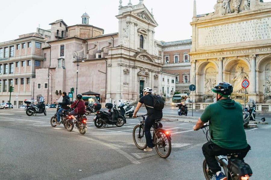 Sunrise in Rome: Small Group E-Bike Tour & Italian breakfast - Piazza Navona in the morning quiet