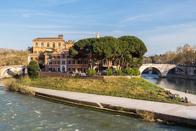 Trastevere and Rome's Jewish Ghetto Half-Day Walking Tour - Largo di Torre Argentina: where the walk hooks into Roman power