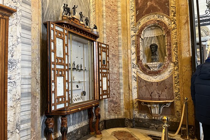 Vatican skip the line ticket with host - Skip-the-line with a host, what you are actually buying