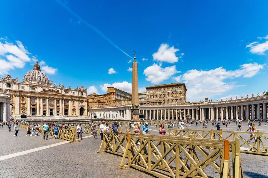 Vatican: St. Peter's Basilica, Square, Grottoes Guided Tour - Inside the Basilica, the art stops that actually stick