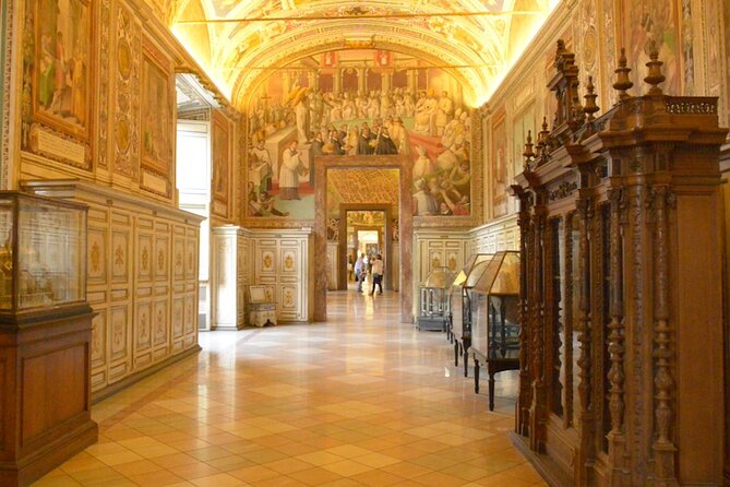 Vatican VIP:Exclusive Private Tour with Sistine Chapel & Basilica - St. Peter’s Basilica in 30 Minutes: Big Space, Specific Must-Sees