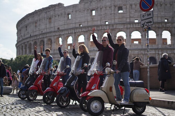 Vespa Scooter Tour in Rome with RomeIsMyLove Pro Photo Team - Piazza Venezia: a Roman hub with modern use