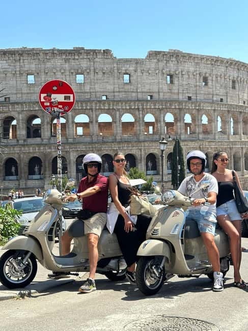 Vespa Sidecar Tour : Express Highlights of Rome - Pantheon stop: the dome and oculus from outside