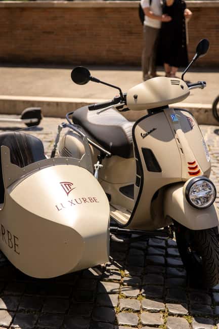Vespa Sidecar Tour: Highlights of Rome - The Pantheon’s dome and the lighting through the oculus