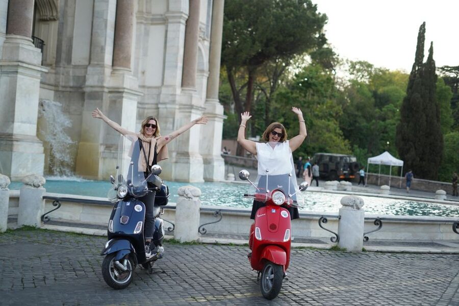 Vespa - Wine and Photography service in Rome - Giardino degli Aranci break: the orange garden viewpoint moment