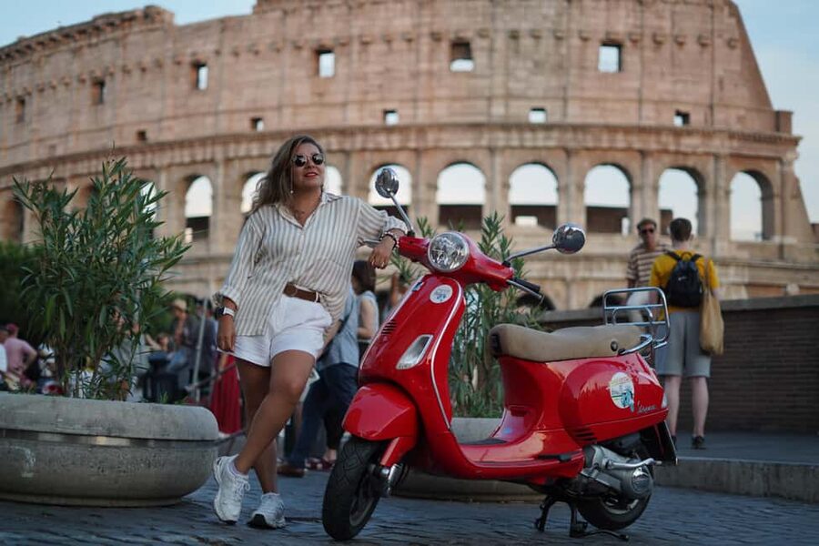 Vespa - Wine and Photography service in Rome - The Vespa experience: helmeted comfort and real photo planning