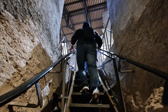 Walking Tour at Catacombs as the Coolest Underground - The guide experience, from pacing to theatrical storytelling